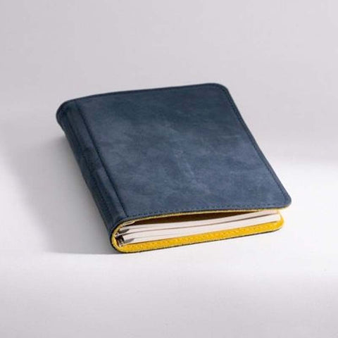Roterfaden Taschenbegleiter SO_22 planner, Smoke Blue/Honey, leather-style, featuring yellow lining, clips for inserts, versatile pockets; perfect for fountain pen friendly use.