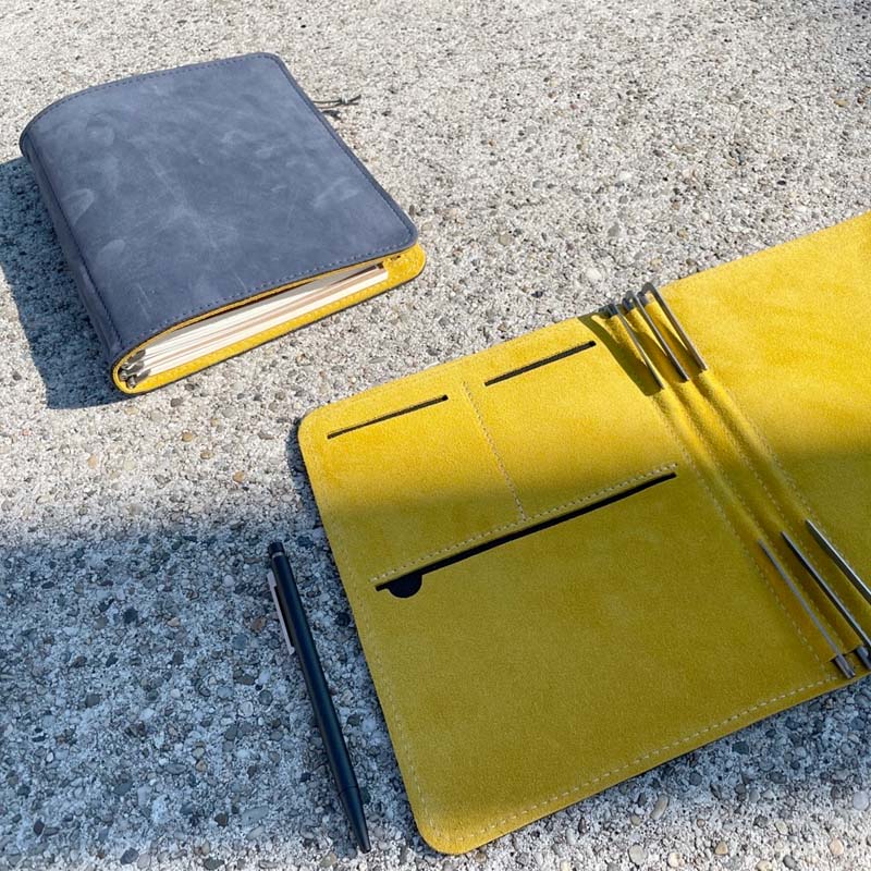 Taschenbegleiter SO_22 by Roterfaden, Smoke Blue/Honey leather cover with multiple pen loops and card slots, showcasing Desk Bandit’s quality stationery essentials.