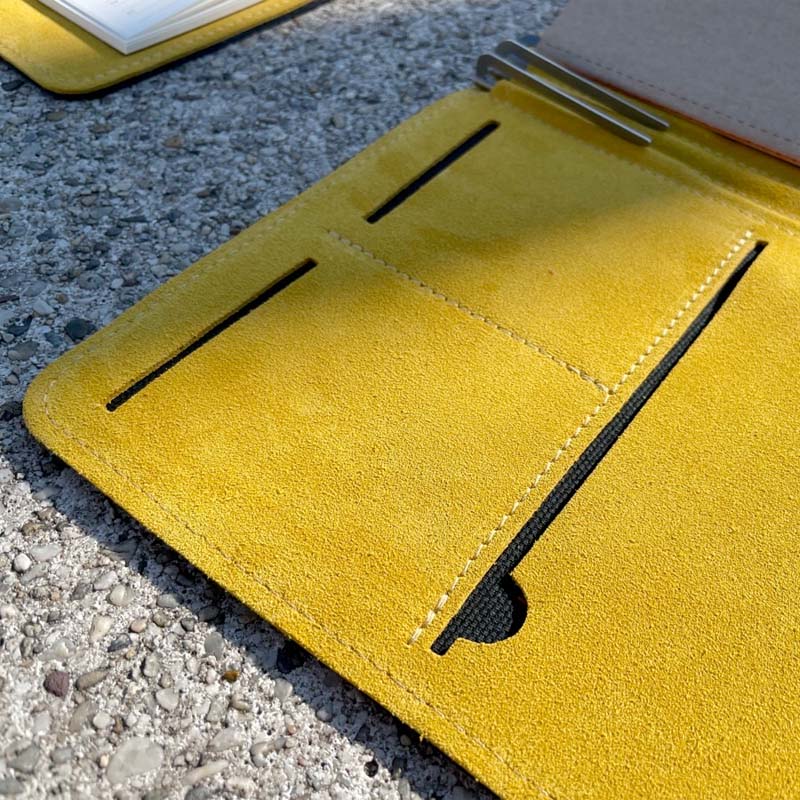 Roterfaden Taschenbegleiter SO_22 folio in mustard-yellow suede, showcasing card slots, central pocket, and pen-holder clip, ideal for organizing notebooks or papers.