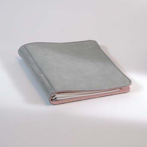 Taschenbegleiter SO_23 - Light Grey/Rose (M) by Roterfaden, a ring-bound planner with a grey leather cover, antic rose interior, and versatile pockets.