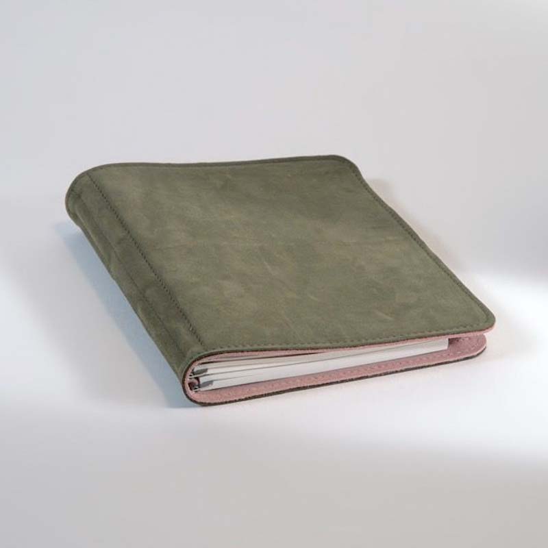 Taschenbegleiter SO_23 by Roterfaden, a leather-covered notebook with olive exterior, pink suede lining, and versatile clips; perfect for organizing papers.