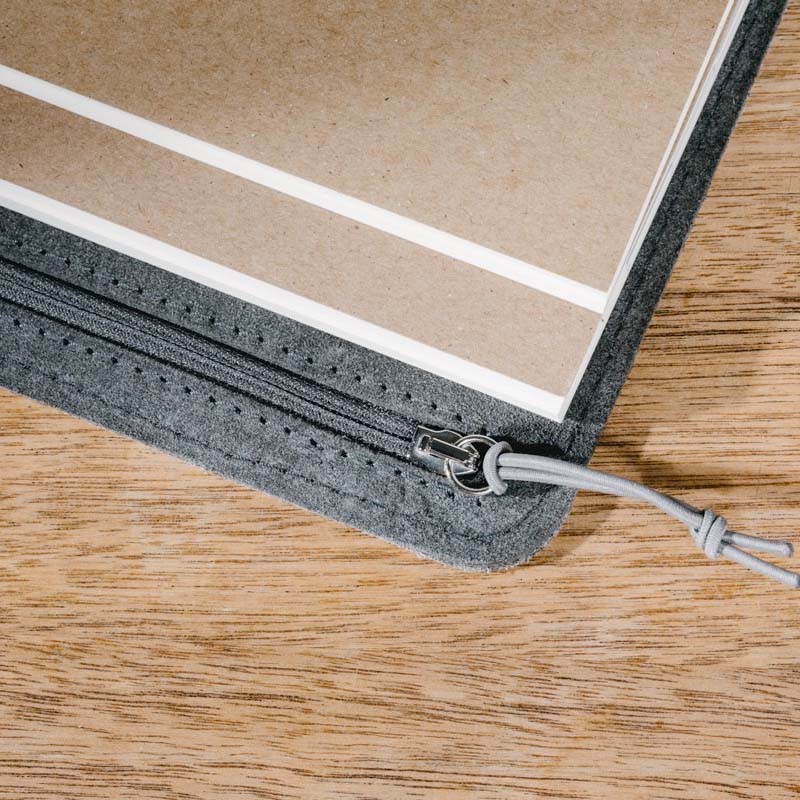 Roterfaden Taschenbegleiter SO_20 - Light Grey/Grey (M), featuring a soft gray zip pouch with two brown kraft-paper notebooks, perfect for organizing fountain pen friendly writing supplies.