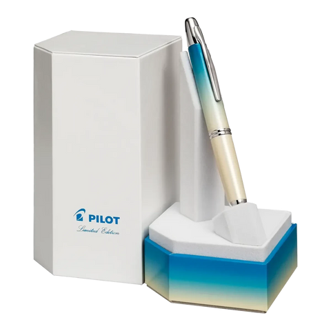 Pilot Vanishing Point - Seashore '24 Limited Edition, a fine nib fountain pen with cream-to-blue gradient barrel, displayed in custom foam cradle with hexagonal gift box.