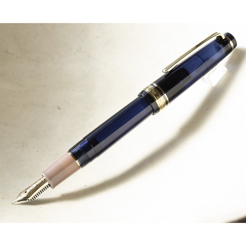 Sailor Shikiori Sansui Pro Gear Slim fountain pen in Yutsubame, featuring a medium fine 14K gold nib and gold-tone trim, resting with cap posted.