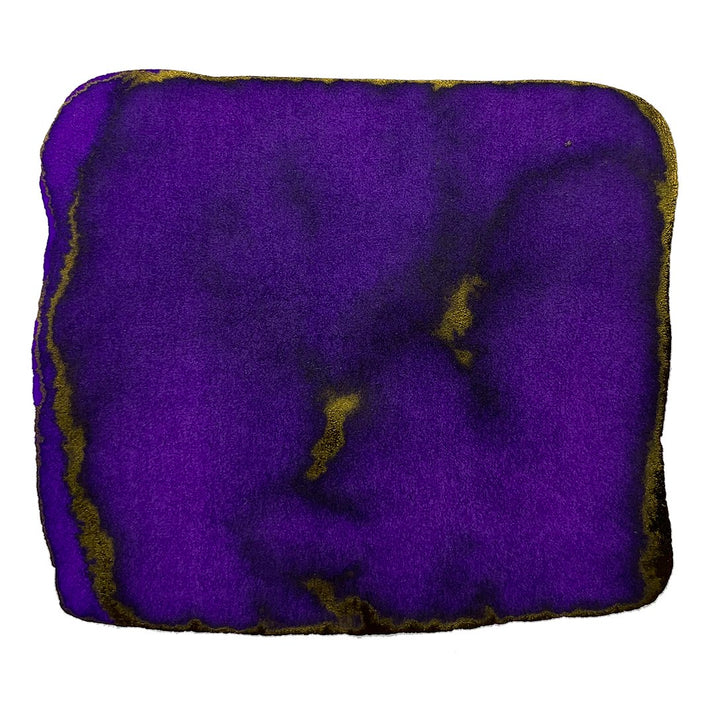 Electro Optic Violet - 18ml: Close-up of deep violet-purple pigment with metallic-gold highlights, showcasing its unique sheen properties for artistic use.